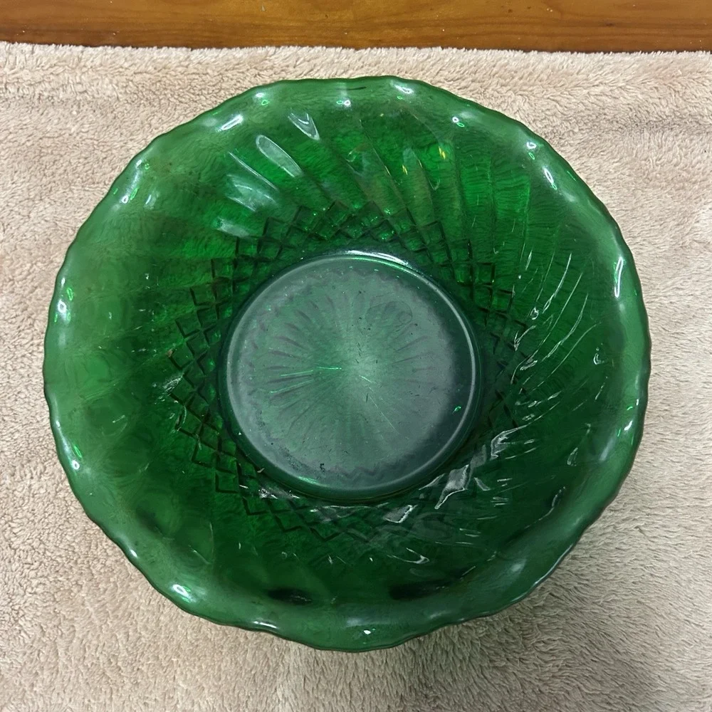VTG Anchor Hocking Emerald Green Glass Scalloped Ruffled Bowl Diamond Swirl 6.5